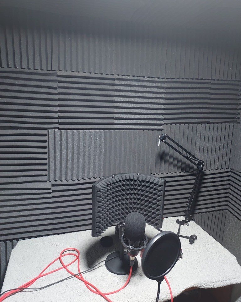 Estudio de grabación de Leslie Esparza: micrófono, filtro antipop y pantalla de aislamiento